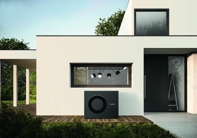 Kompakte, schwarze Außeneinheit einer Buderus Wärmepumpe – effiziente Heiztechnik für Außenbereiche.