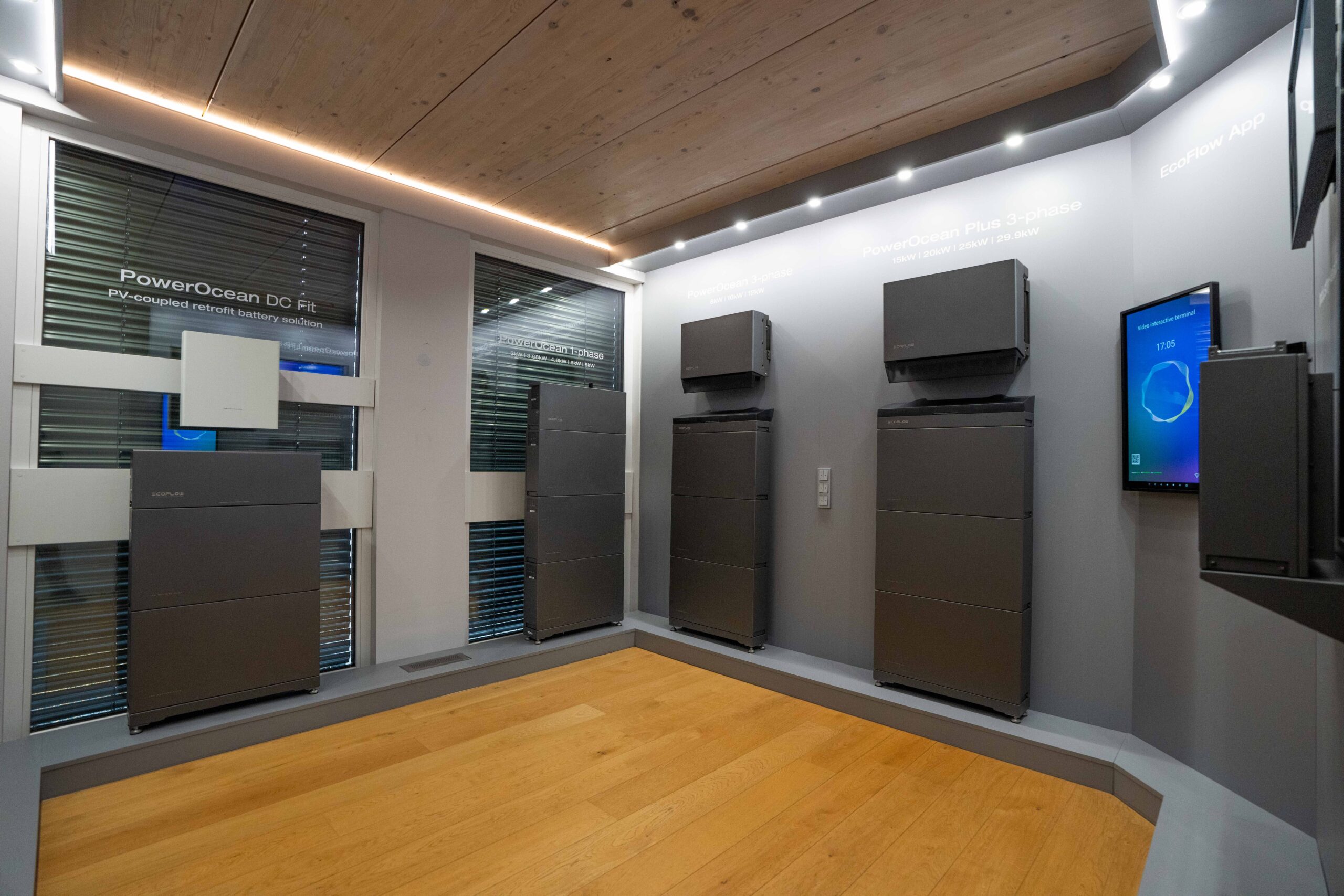 EcoFlow PowerOcean Plus 3-Phase Speichersystem mit Info-Terminal und Sicherheitserklärung im Präsentationsraum