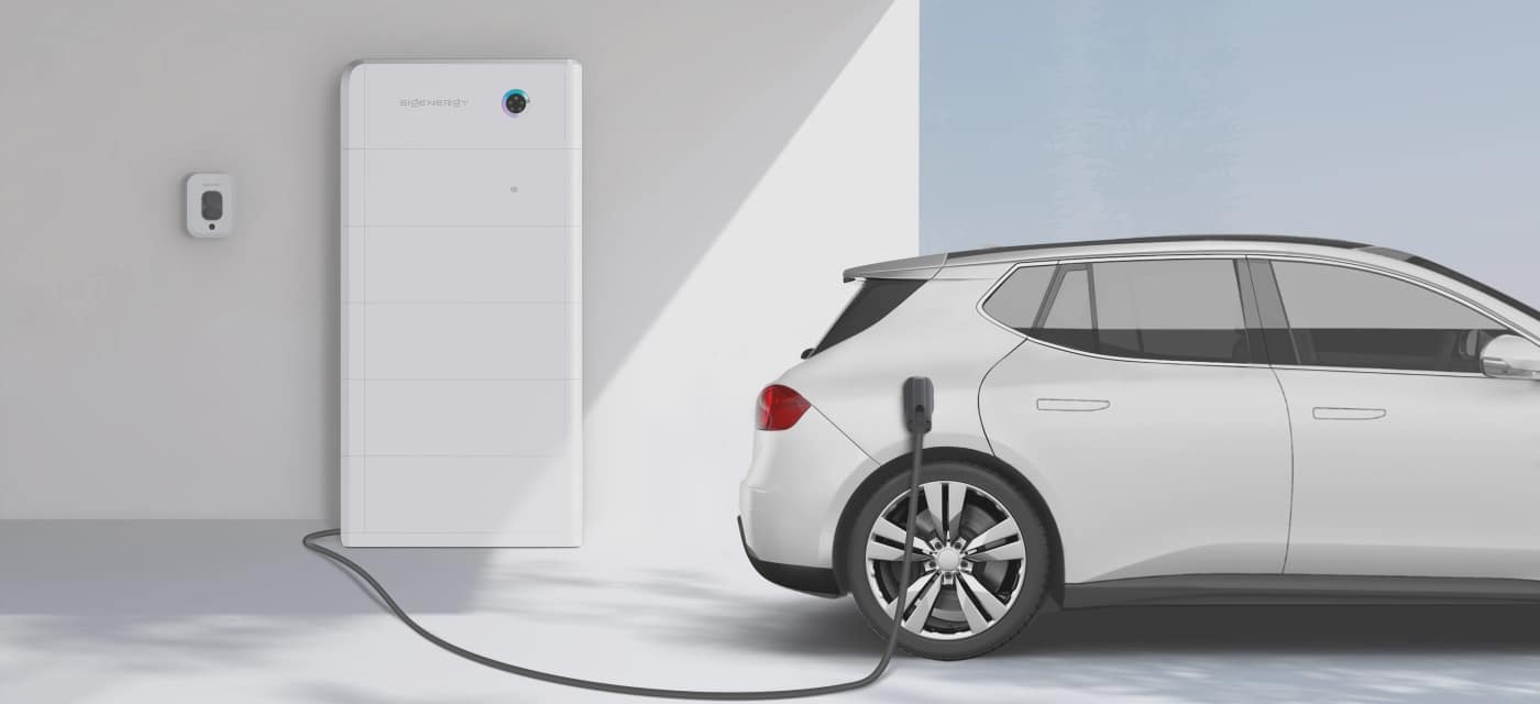 Weißes Elektroauto wird über den intelligenten Speicher mit einem modernen Sigenergy-Stromspeicher aufgeladen – intelligente Ladelösung für nachhaltige Elektromobilität im Eigenheim